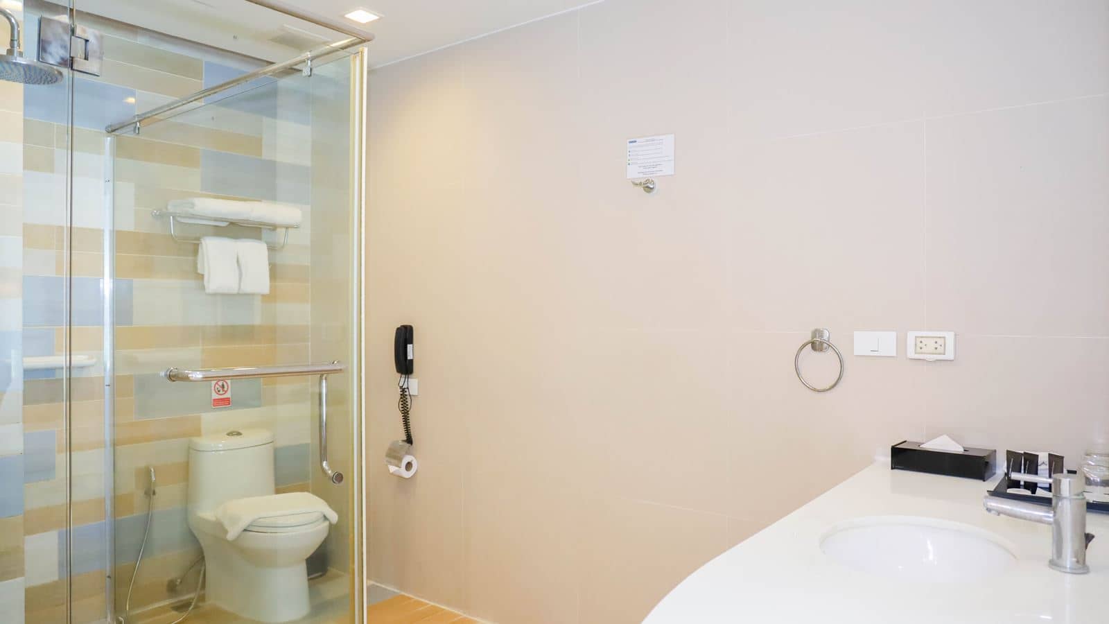 rooms-family-pool-access-room