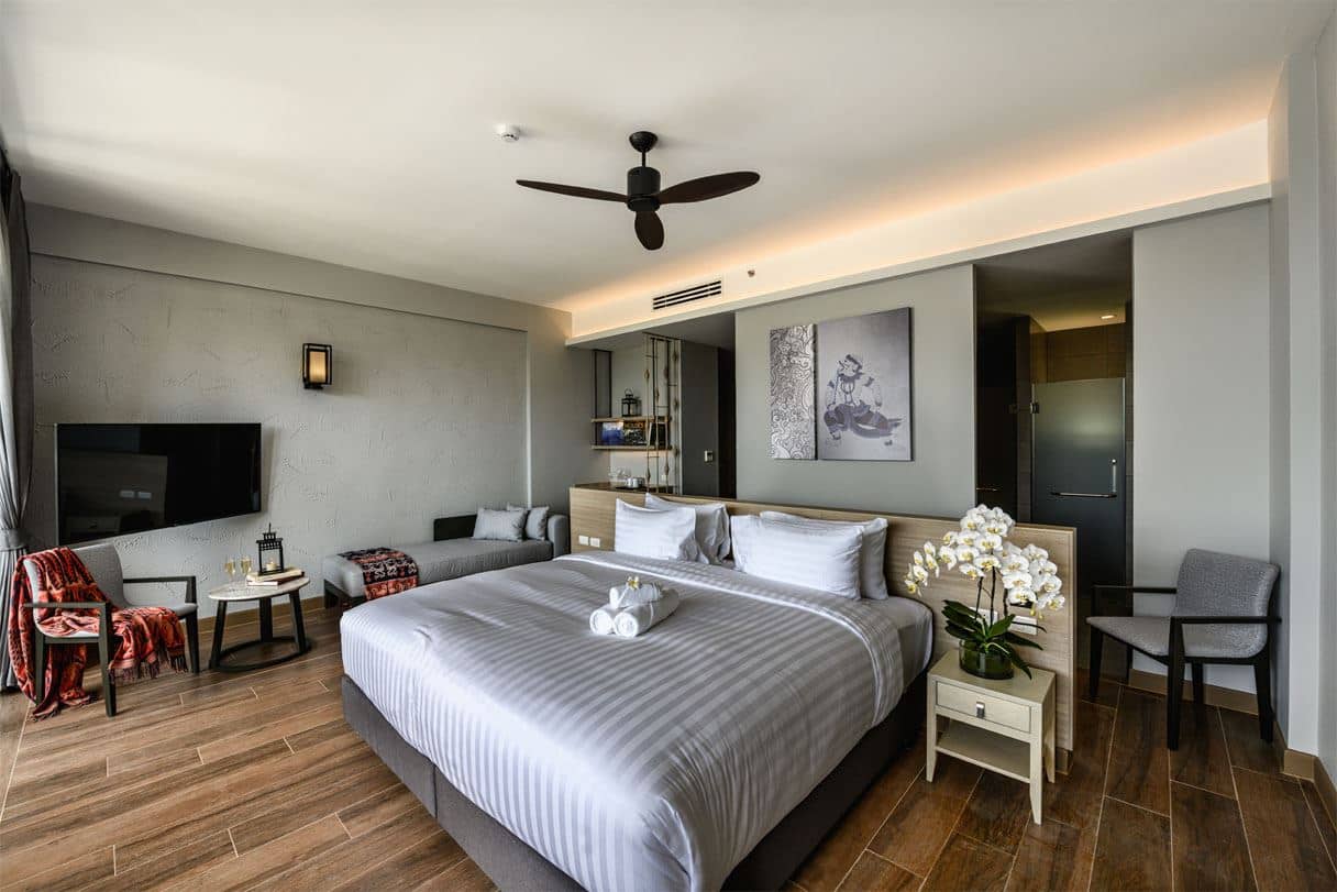 rooms-suite-pool-view