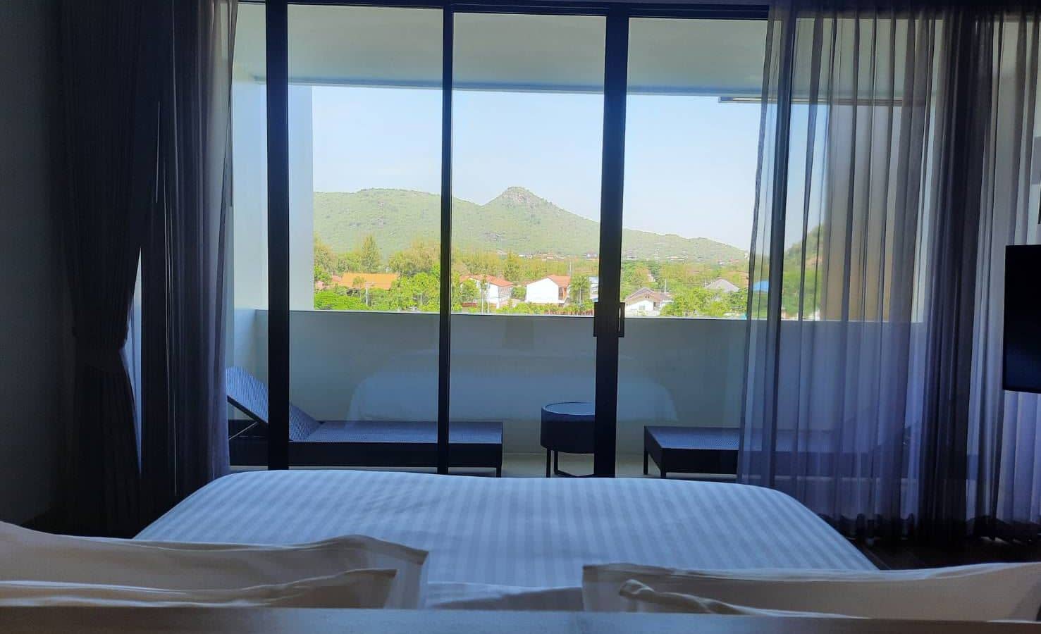 rooms-suite-pool-view