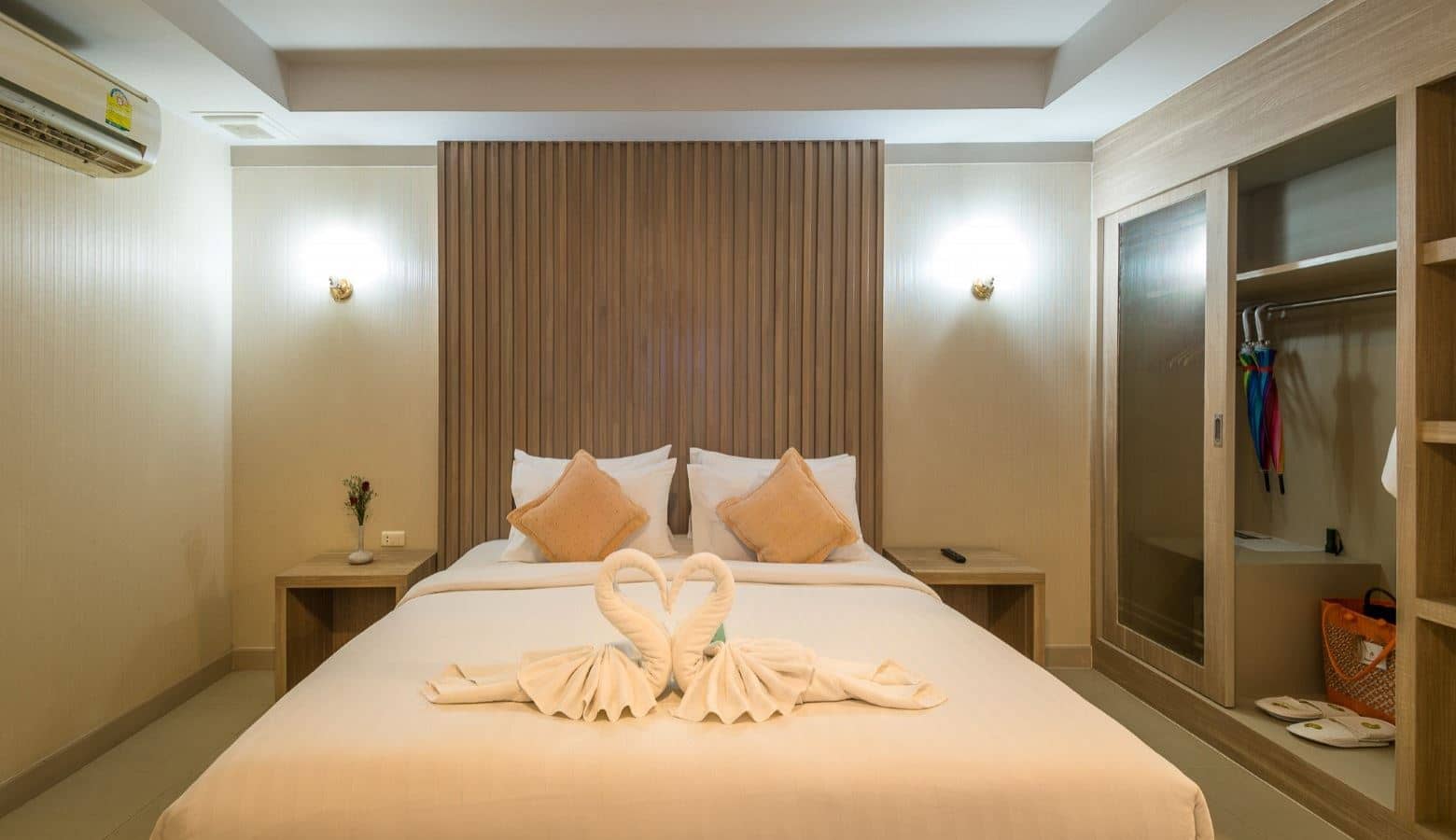 rooms-deluxe-balcony