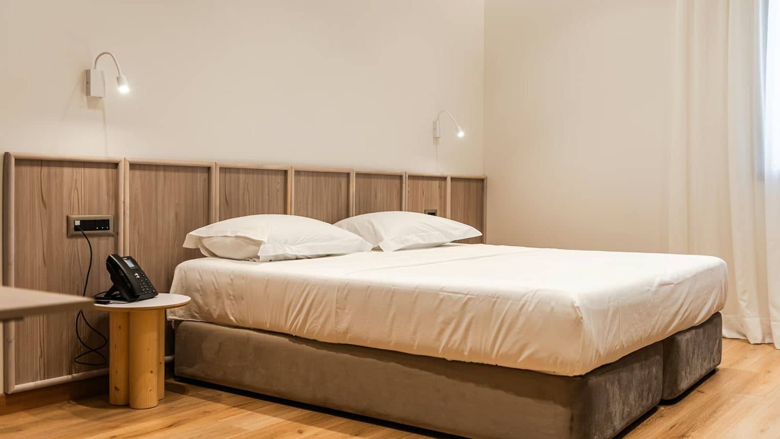 rooms-double-room-cityview