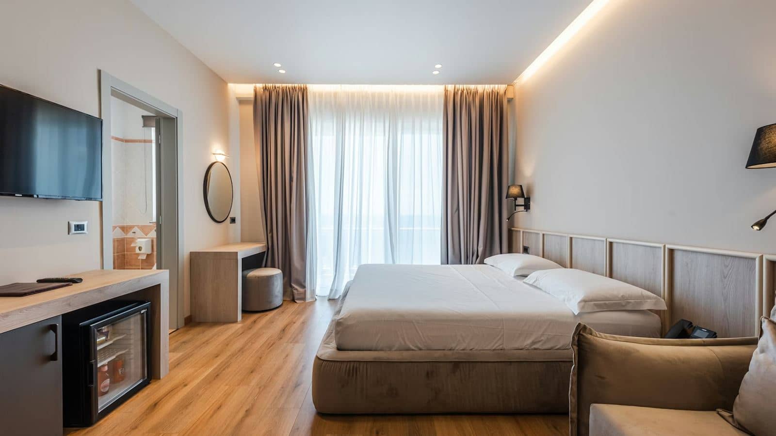 rooms-double-deluxe-room-seaview-balcony