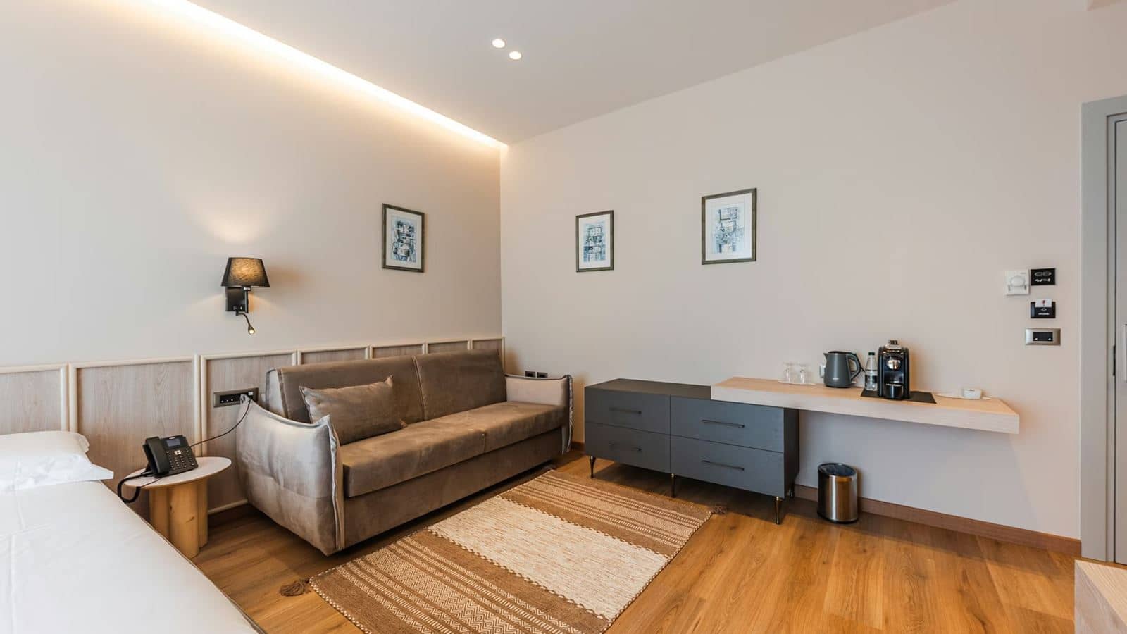 rooms-double-deluxe-room-seaview-balcony