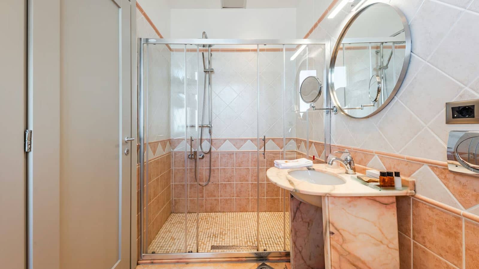 rooms-double-deluxe-room-seaview-balcony
