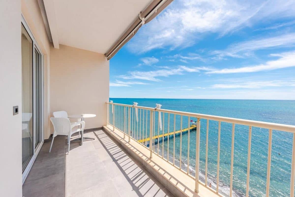 rooms-double-deluxe-room-seaview-balcony