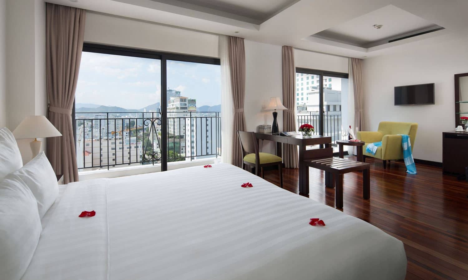 rooms-club-suite-with-balcony