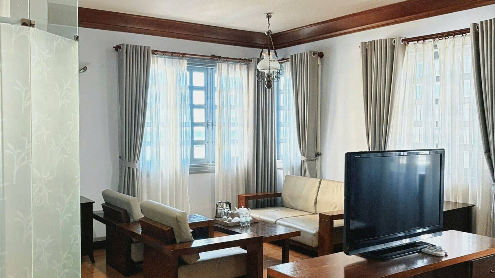 rooms-luxury-suite-seaview-with-balcony