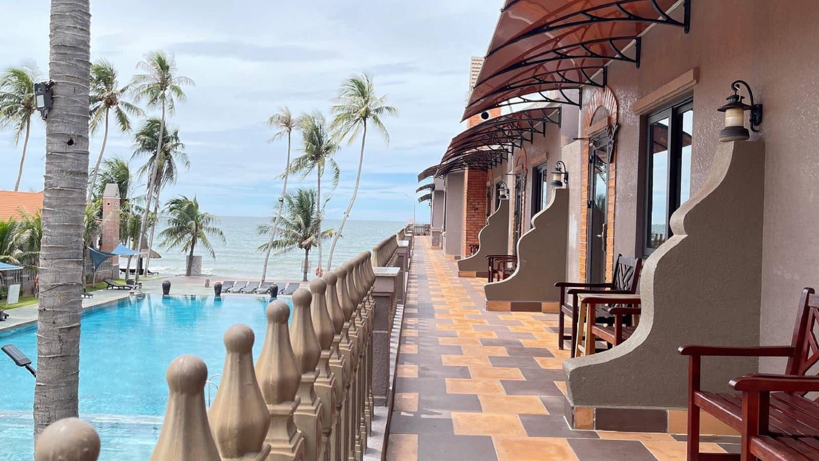 rooms-deluxe-pool-view-child-without-extra-bed