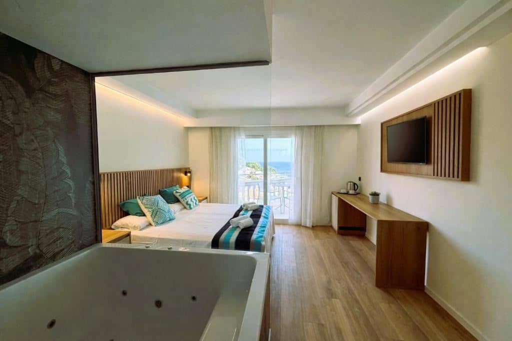 rooms-double-deluxe-room-with-balcony