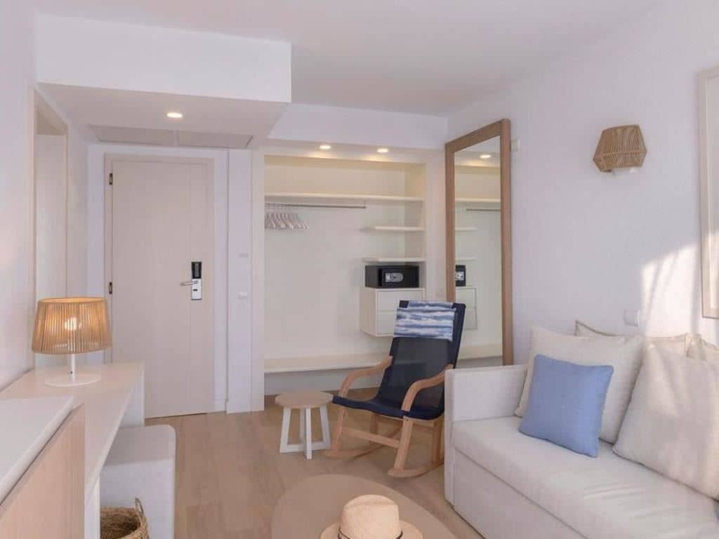 rooms-junior-suite-sea-view-balcony-or-terrace