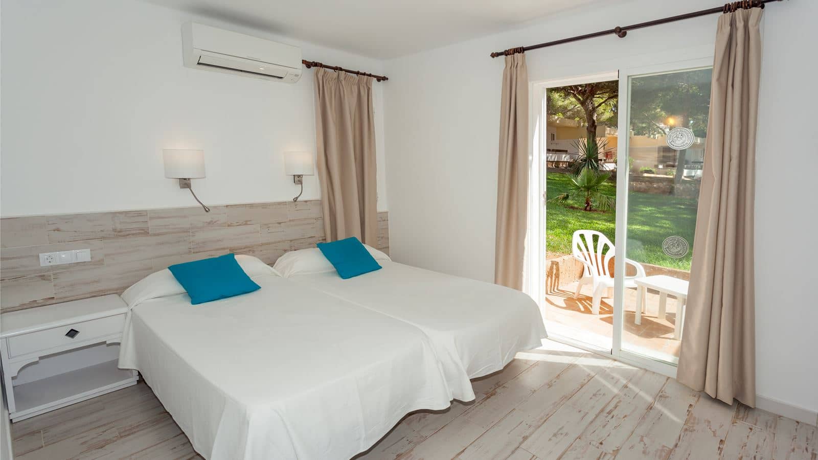 rooms-db--twin-basic-balcony-or-terrace