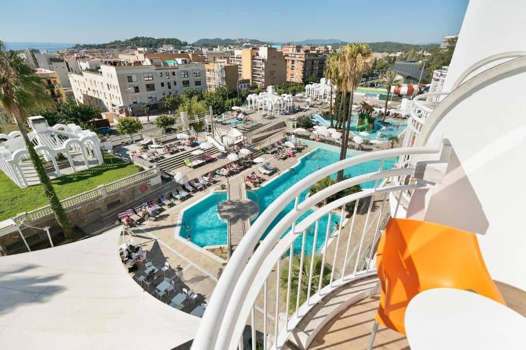 rooms-double-pool-view