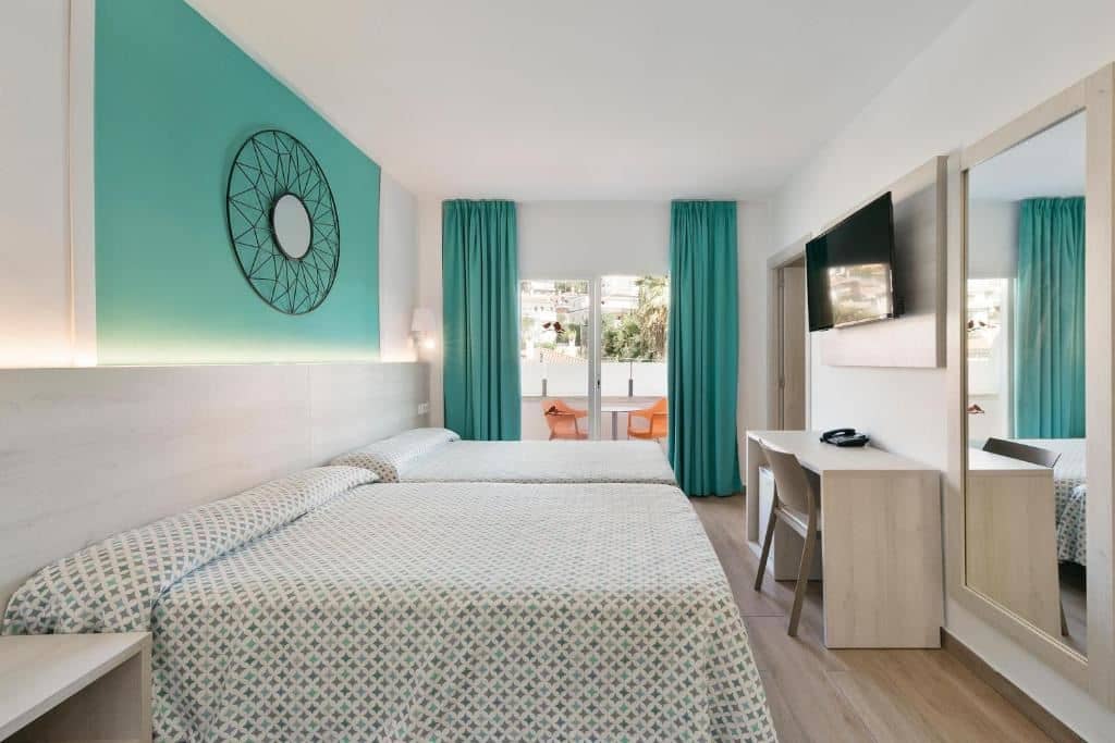 rooms-quad-pool-view