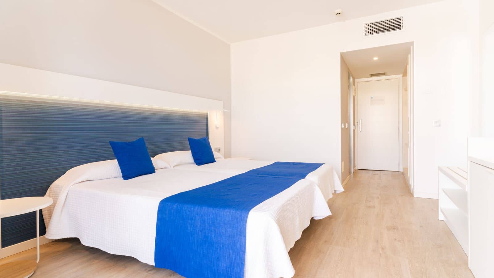 rooms-double-superior-room-for-single-use-with-side-sea-view-and-balcony-doble-superior-vista-mar-lateral--dsv