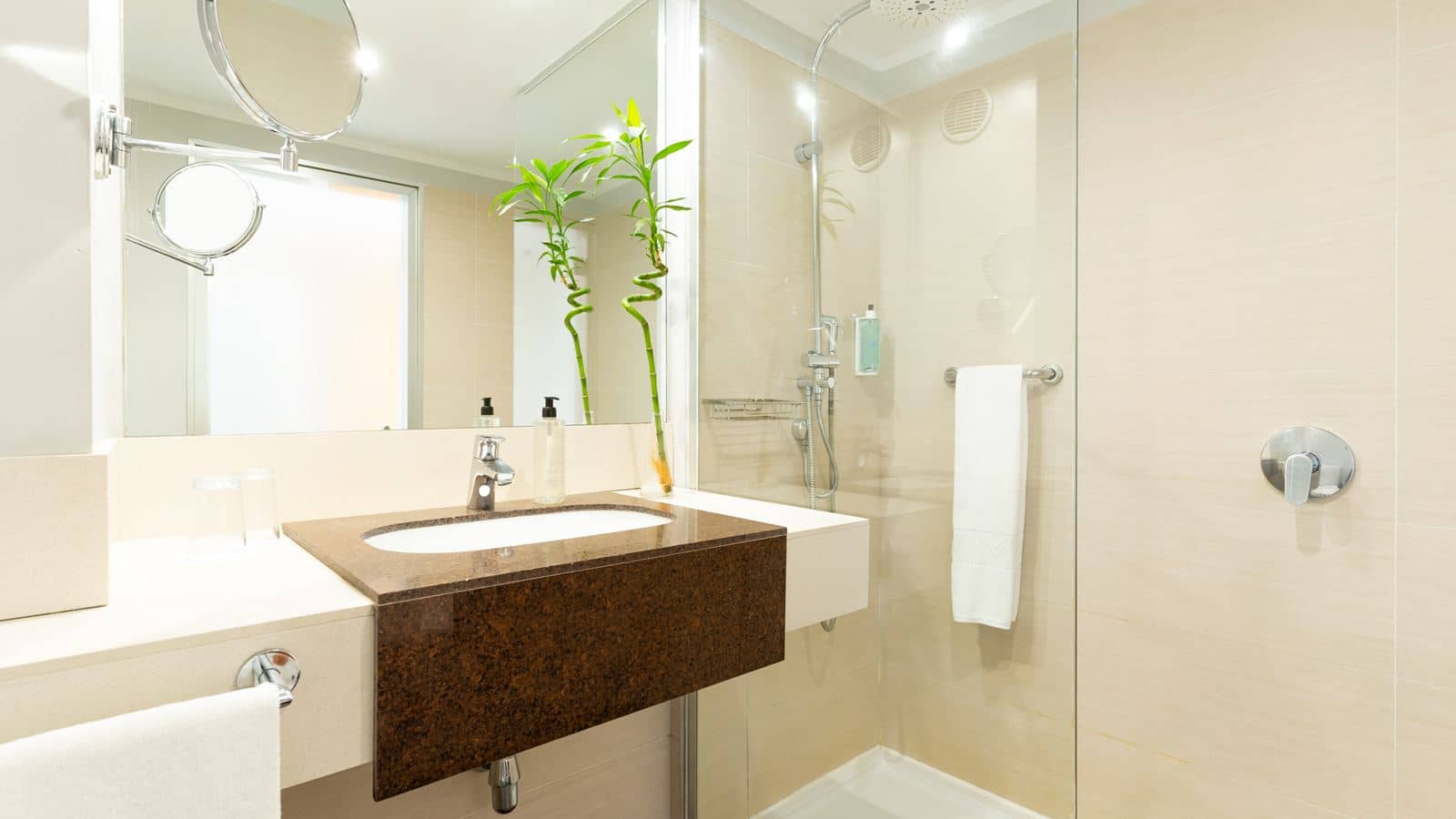 rooms-double-superior-room-for-single-use-with-side-sea-view-and-balcony-doble-superior-vista-mar-lateral--dsv