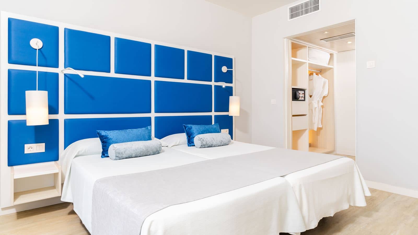 rooms-1-bedroom-excellence-suite-with-panoramic-view-and-sea-view-with-balcony-suite-excellence-vista-panoramica