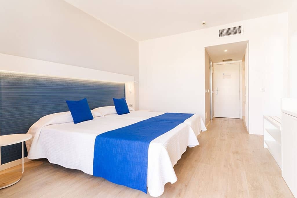 rooms-double-superior-single-use-room-with-balcony-before-comfort-room-for-single-use