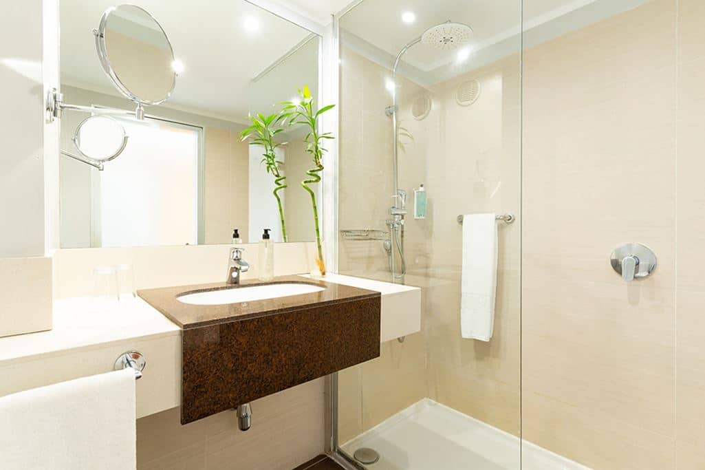 rooms-double-superior-single-use-room-with-balcony-before-comfort-room-for-single-use
