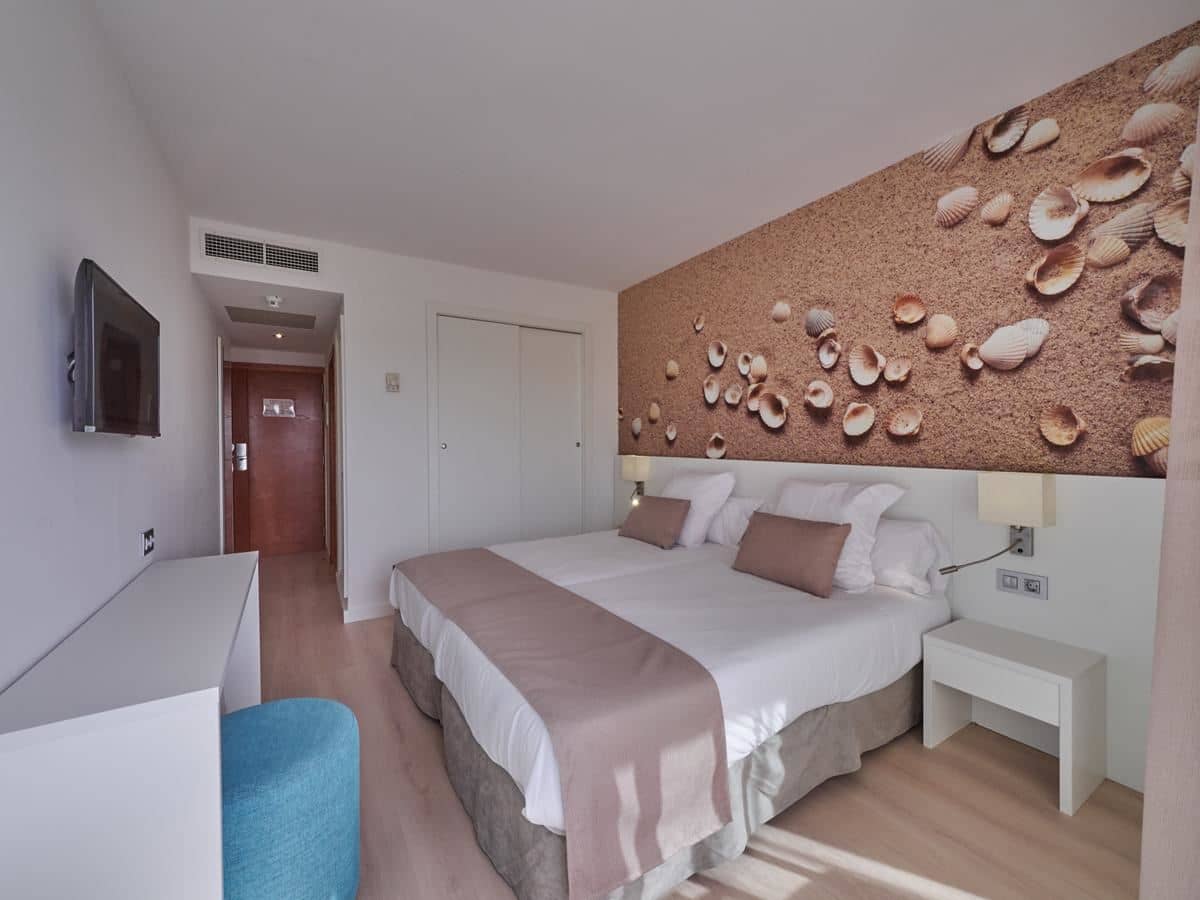 rooms-db-double-twin-room-balcony-or-terrace