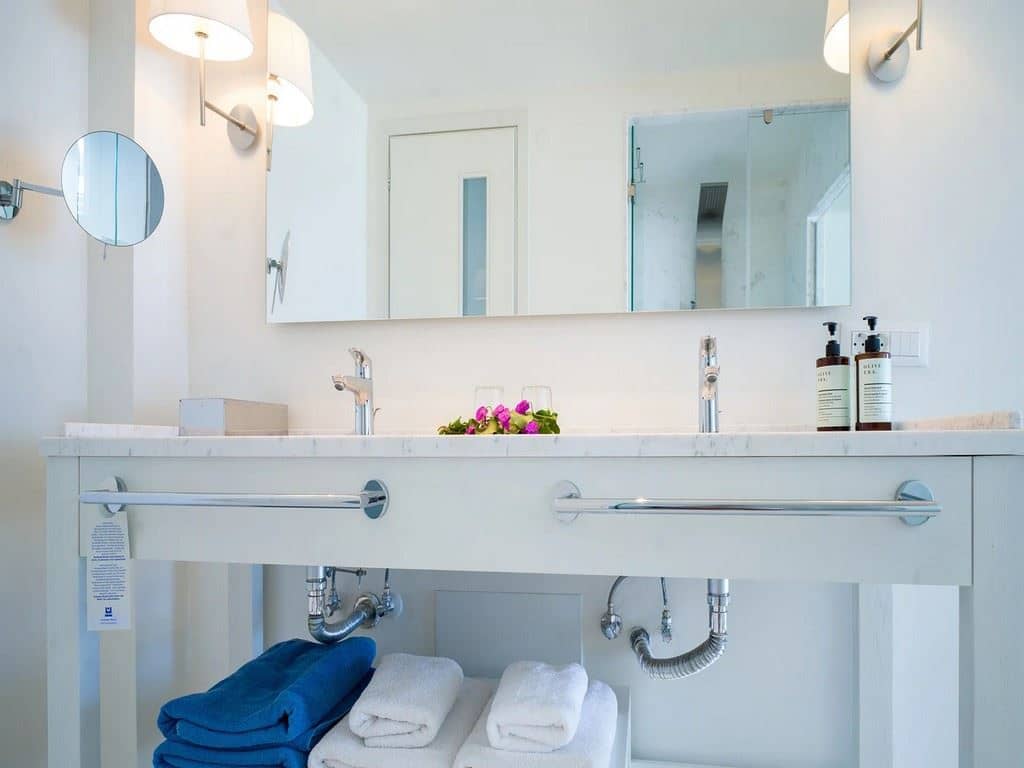 rooms-superior-bungalow-water-front