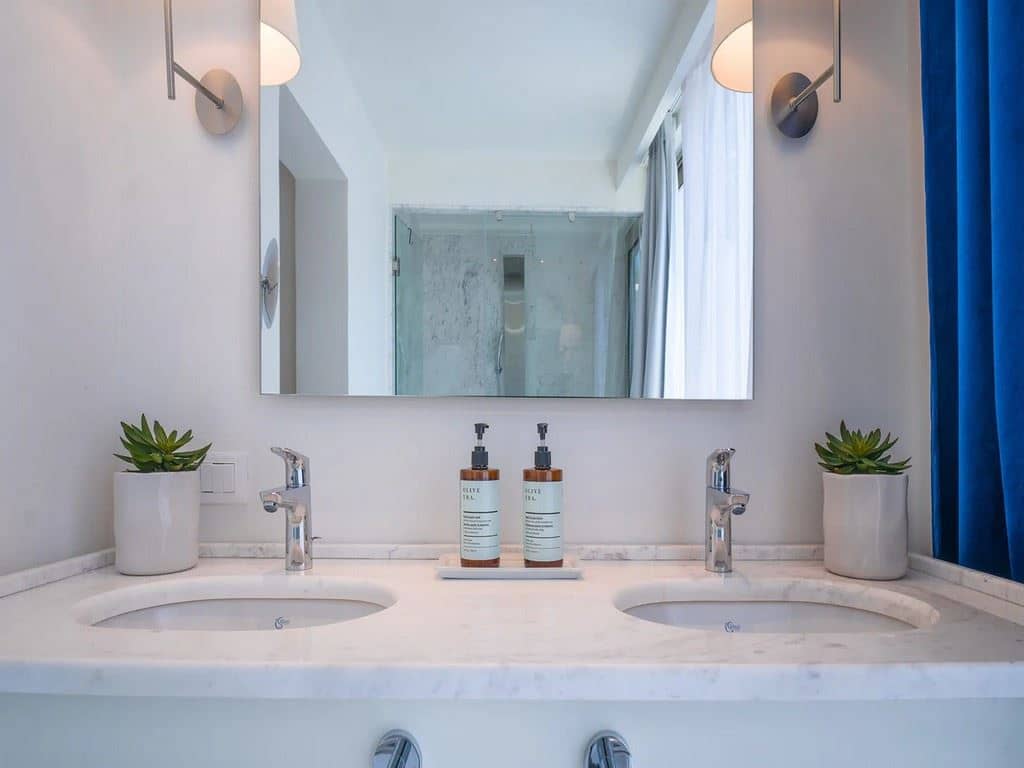 rooms-superior-bungalow-water-front
