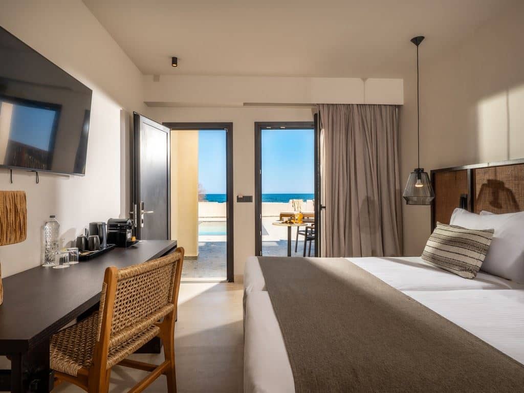rooms-bungalow-seafront-private-pool