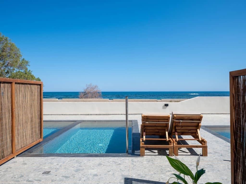rooms-bungalow-seafront-private-pool