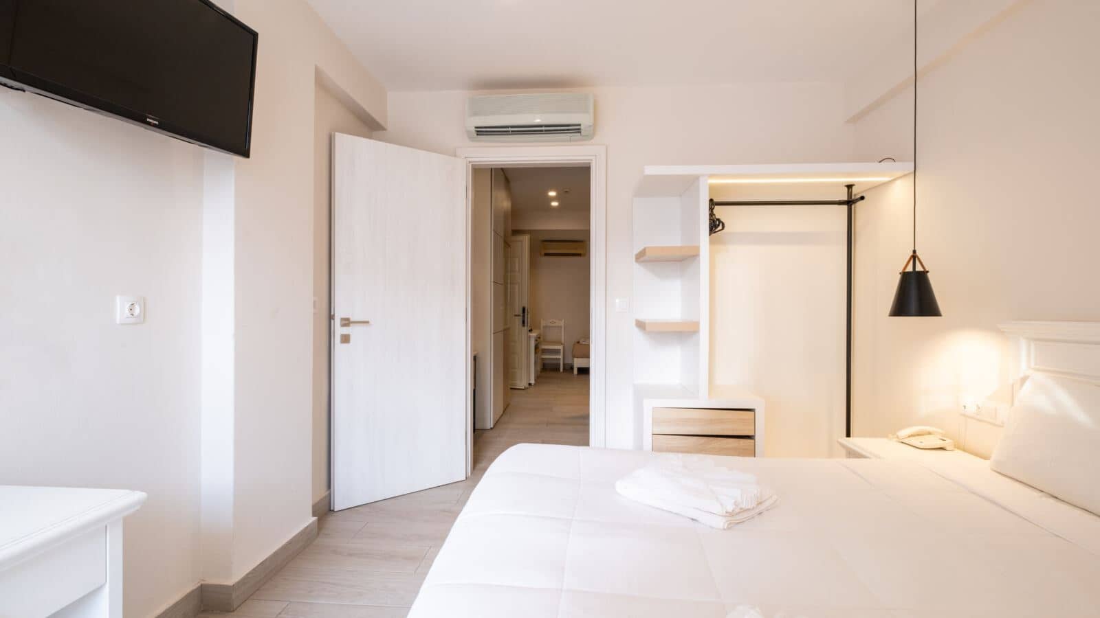 rooms-one-bedroom-suite-land-view