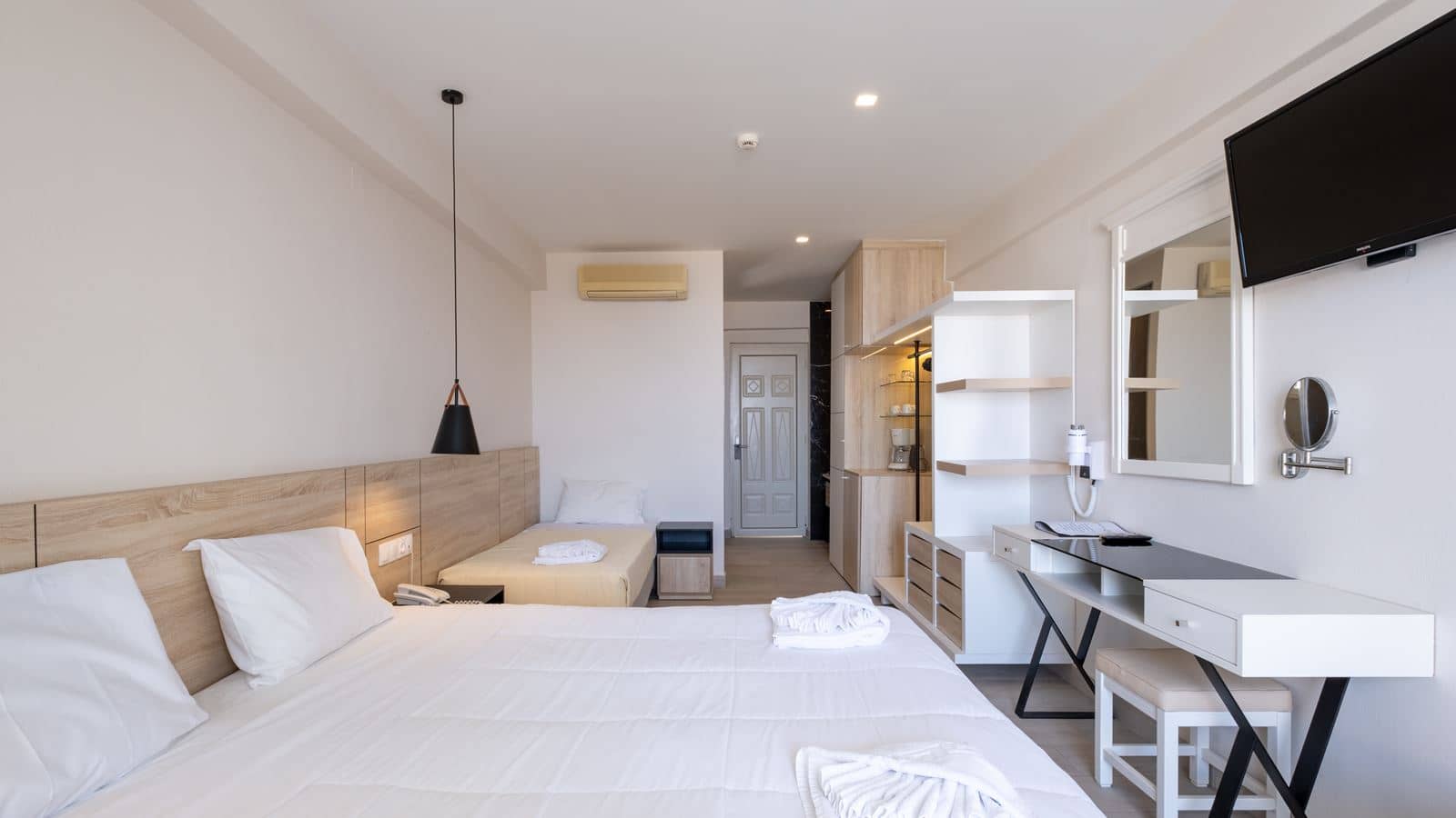 rooms-junior-suite-land-view-promo