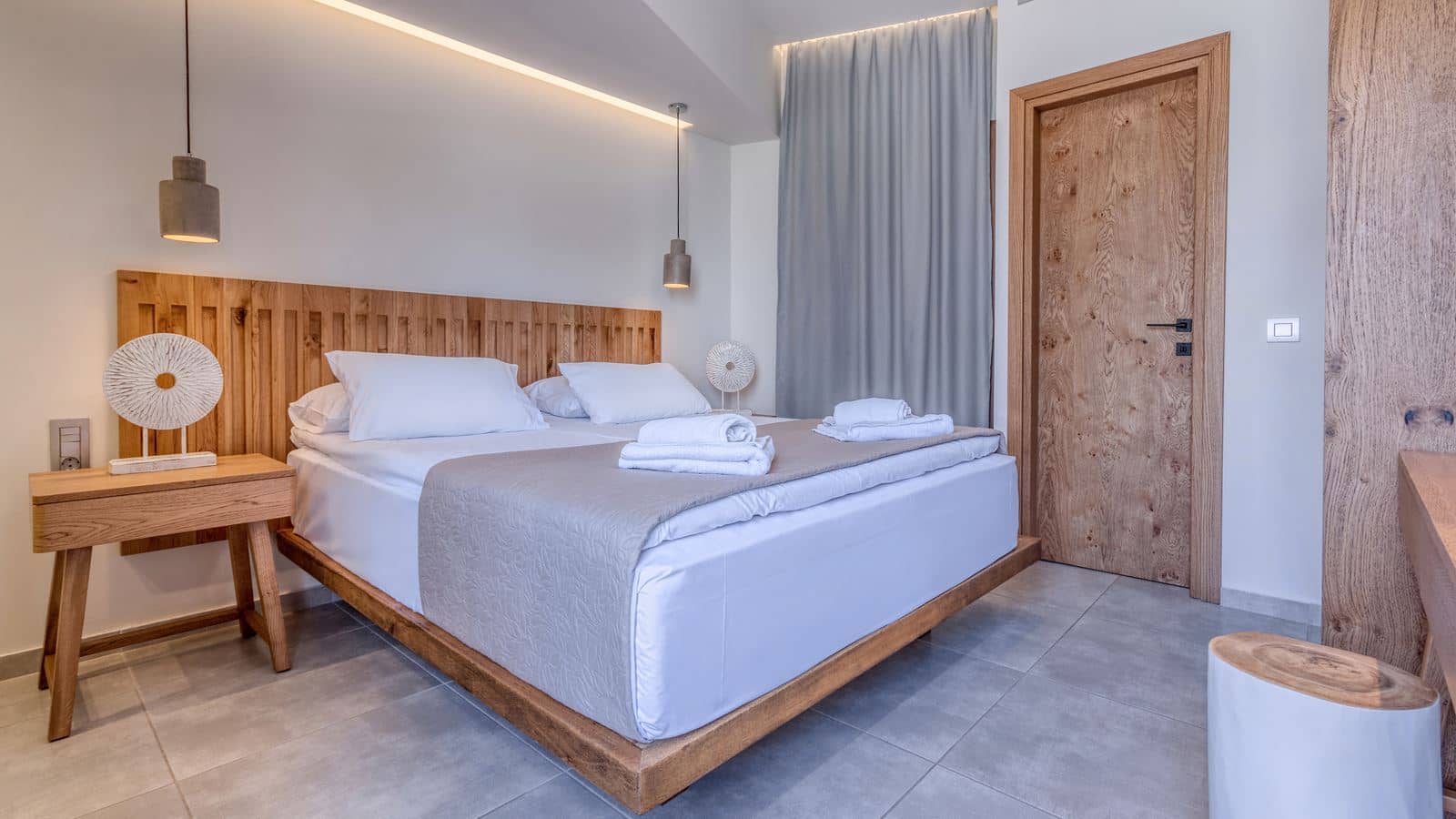 rooms-room-classic-bcd-building-with-sideseaview