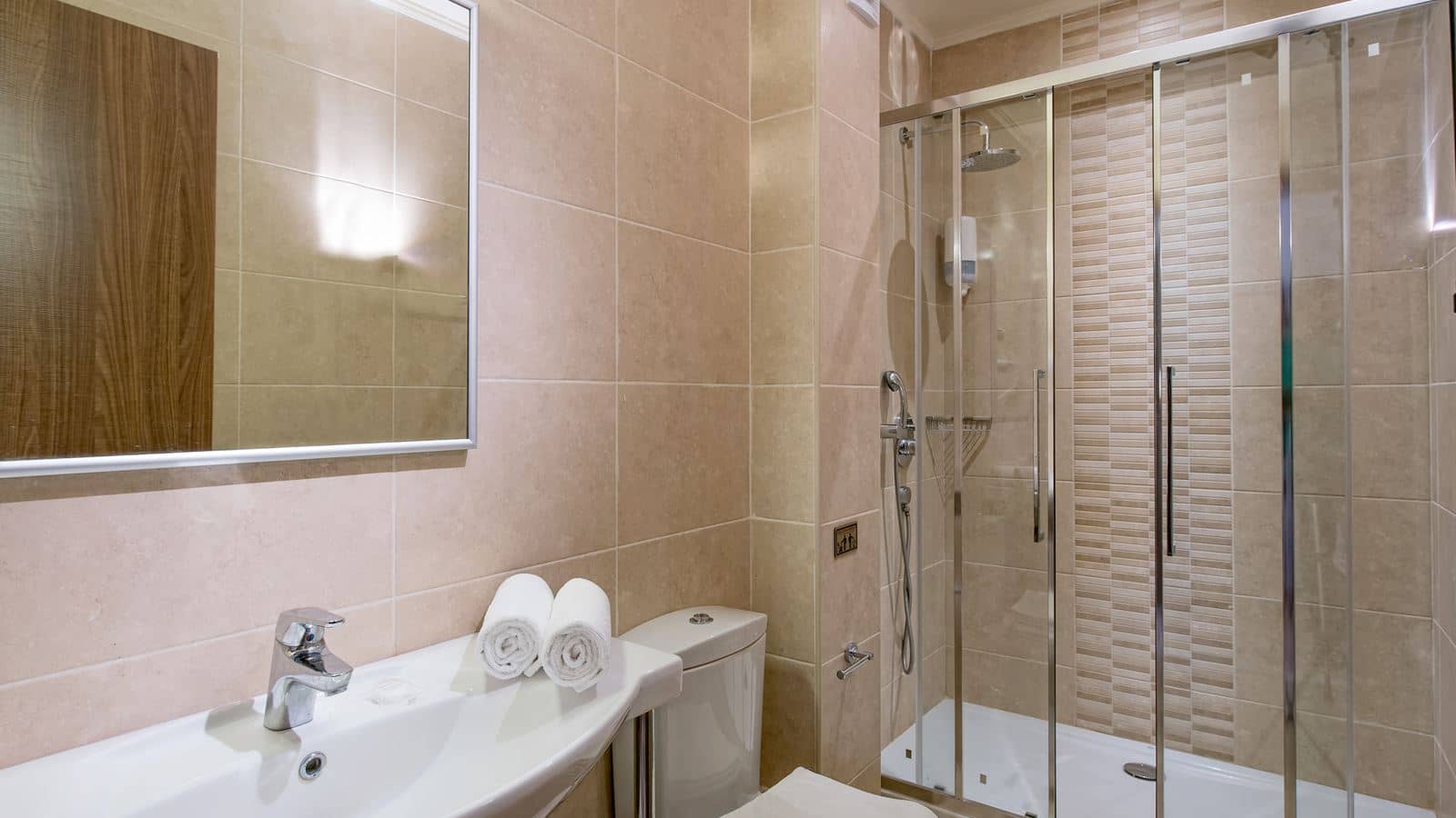 rooms-room-classic-bcd-building-with-sideseaview