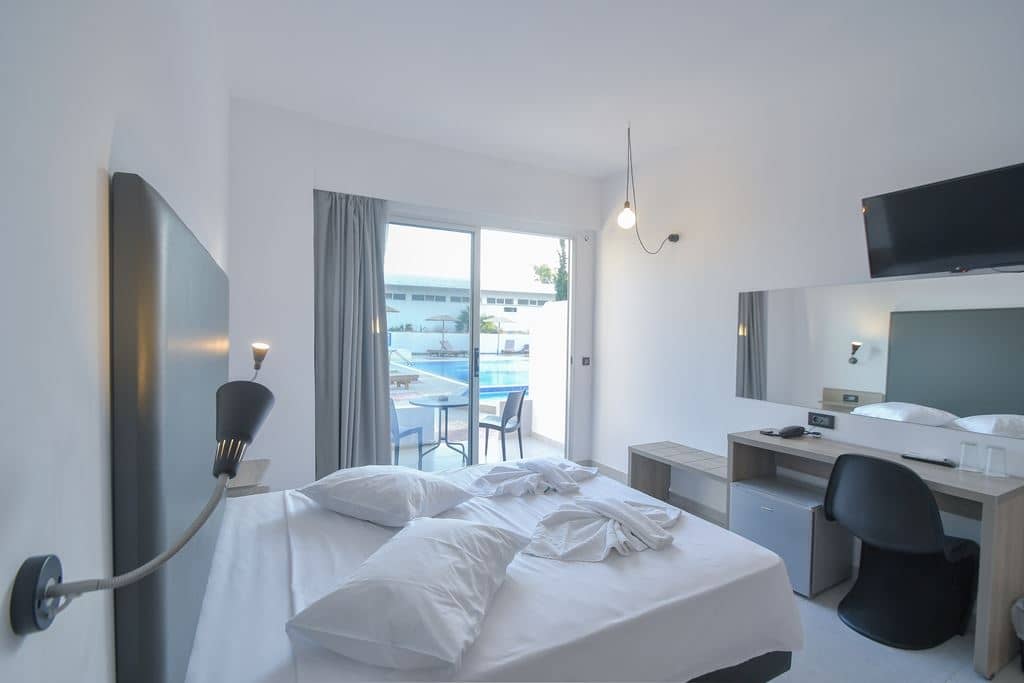 rooms-double-room-with-sharing-pool