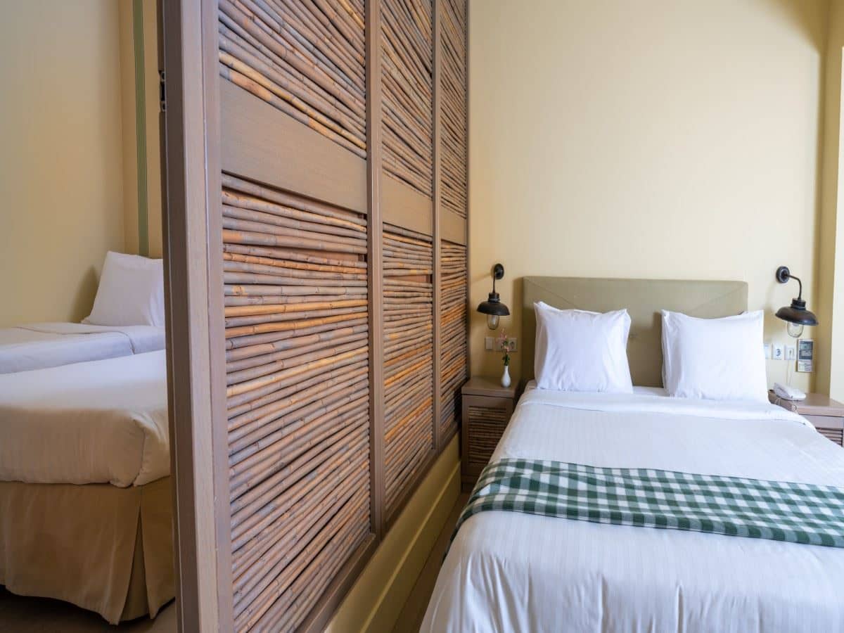 rooms-deluxe-1-broom-suite-sea-view-main-building