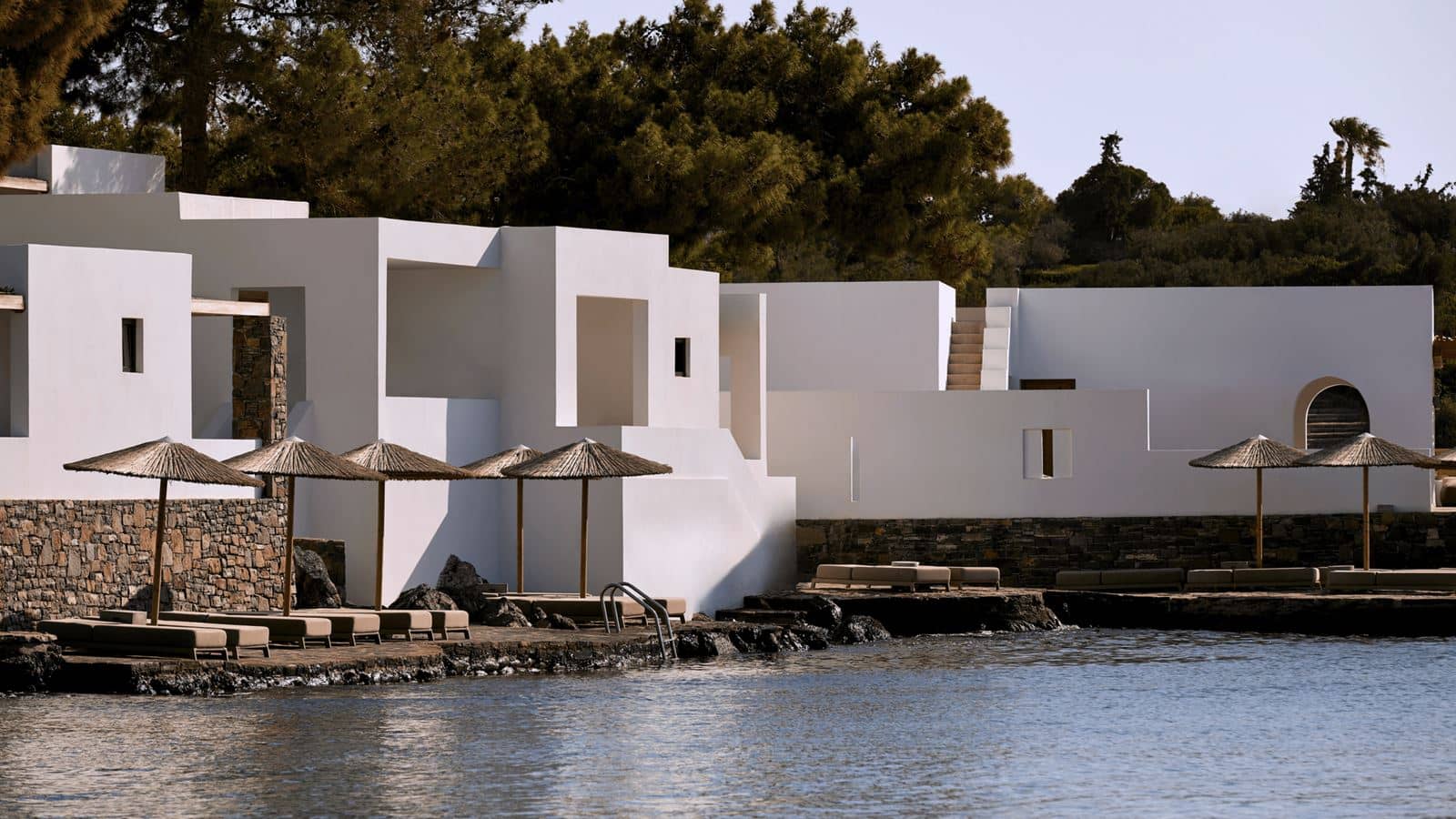 rooms-superior-bungalow-waterfront-with-reserved-sunbeds