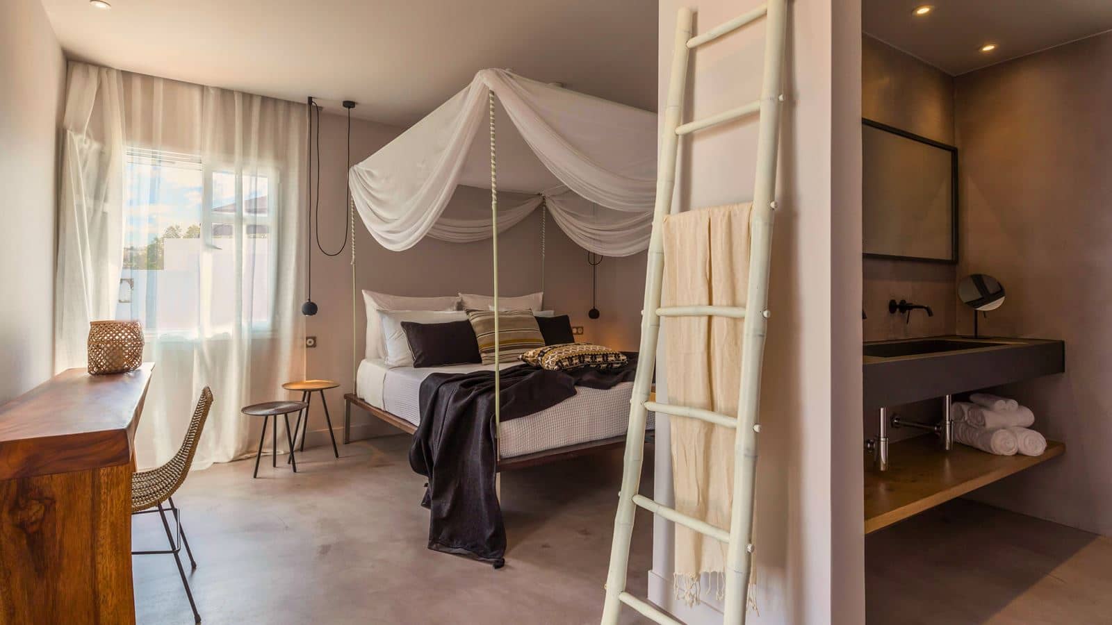rooms-3-bedroom-waterfront-villa-private-pool