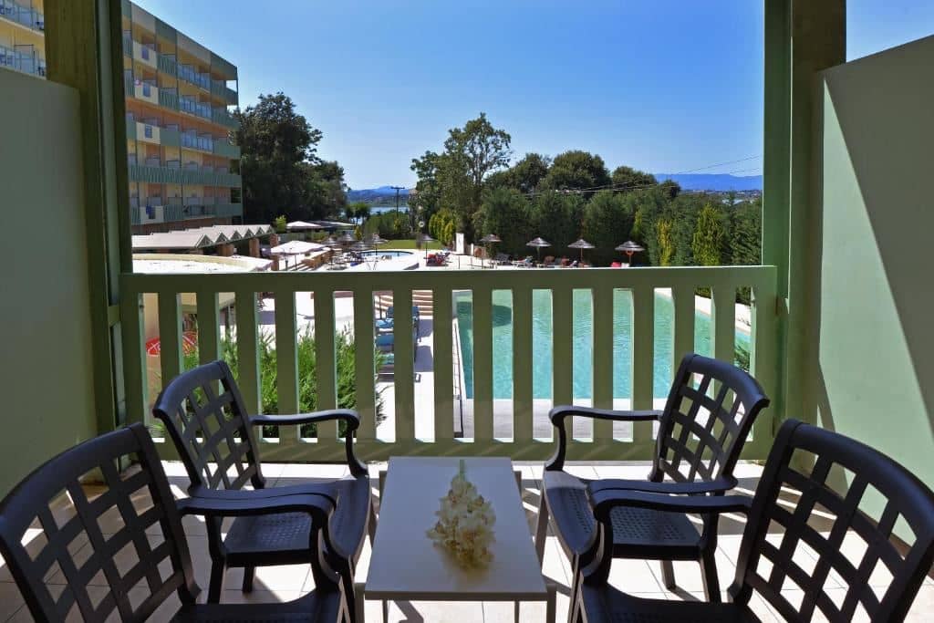 rooms-family-pool-view