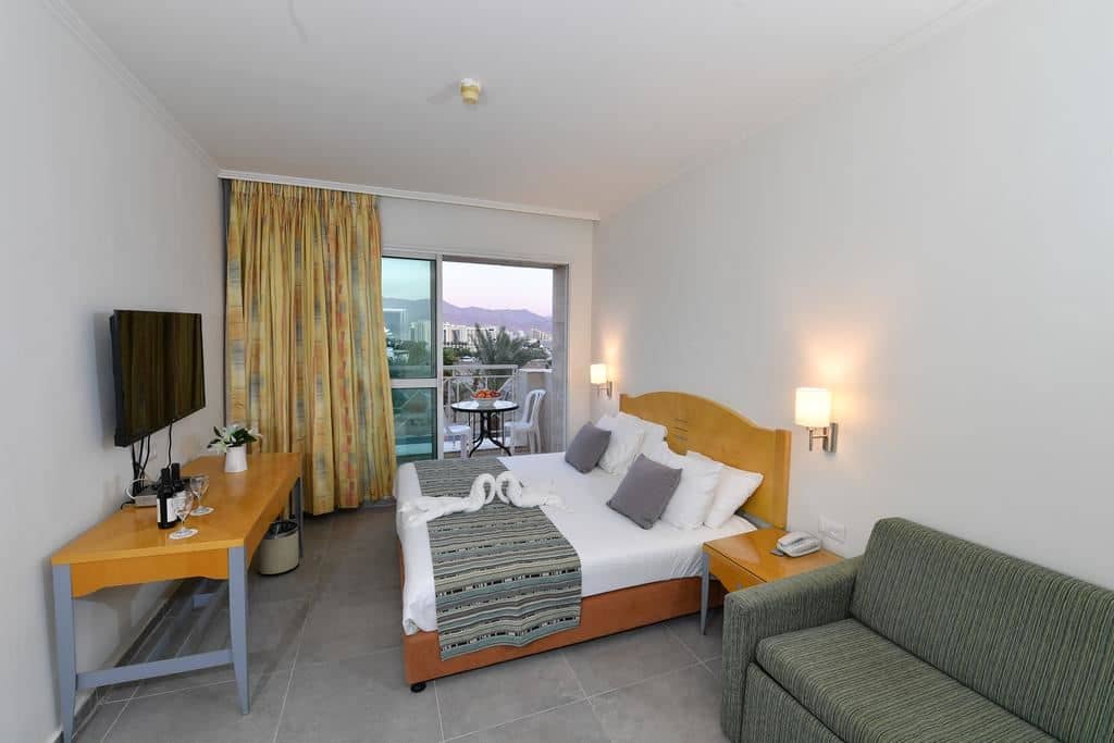 rooms-room-balcony