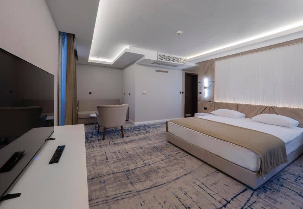 rooms-family-room-land-view