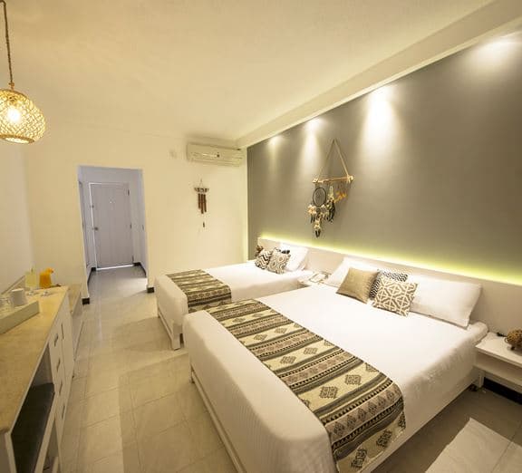 TRIPLE TROUBLE ROOM GARDEN/POOL OR SIDE SEA VIEW ROOM Kambariai