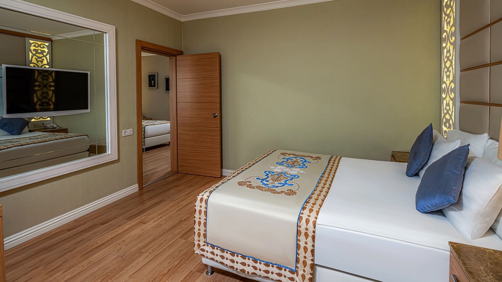 rooms-family-room-land-view