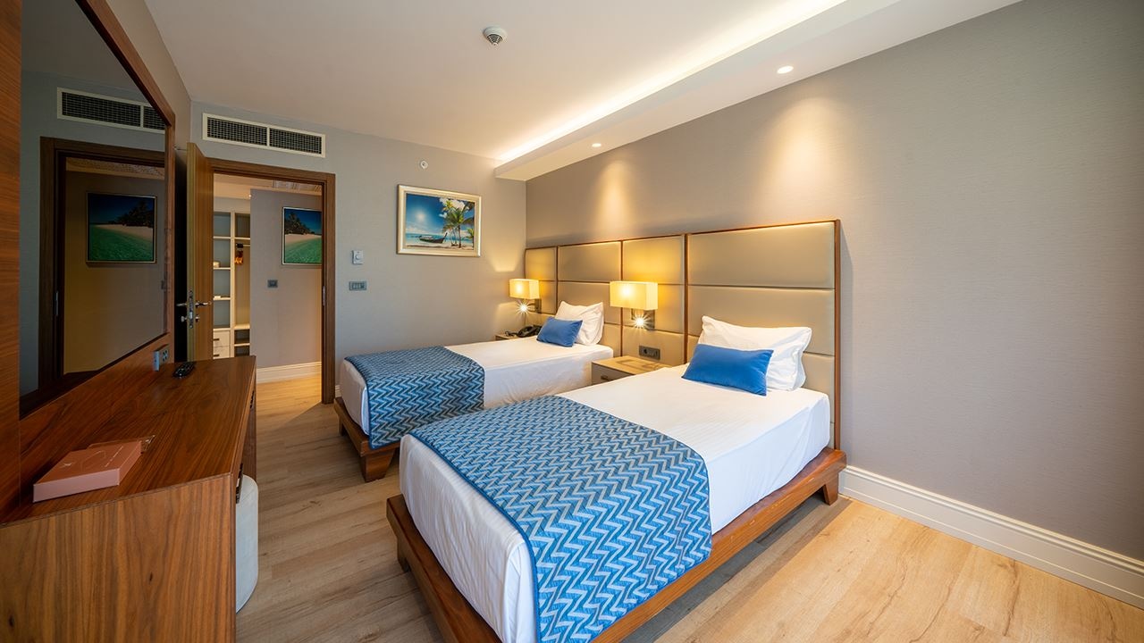 rooms-deluxe-family-room-land-side