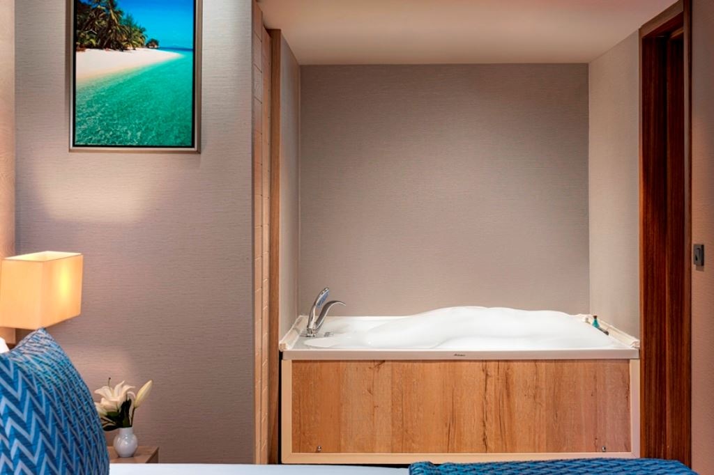 rooms-deluxe-suite-with-jacuzzi-land-side