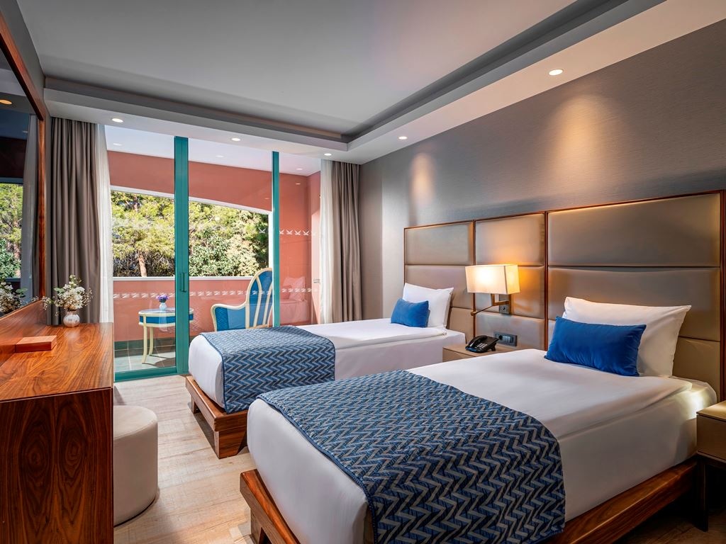 rooms-deluxe-family-room-land-side