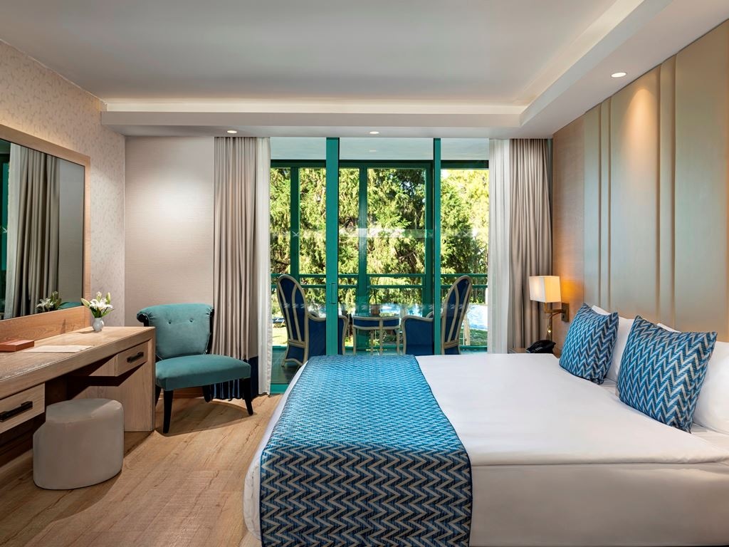 rooms-deluxe-family-room-land-side