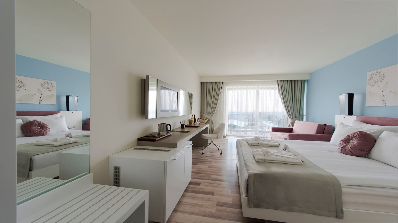 rooms-coral-room