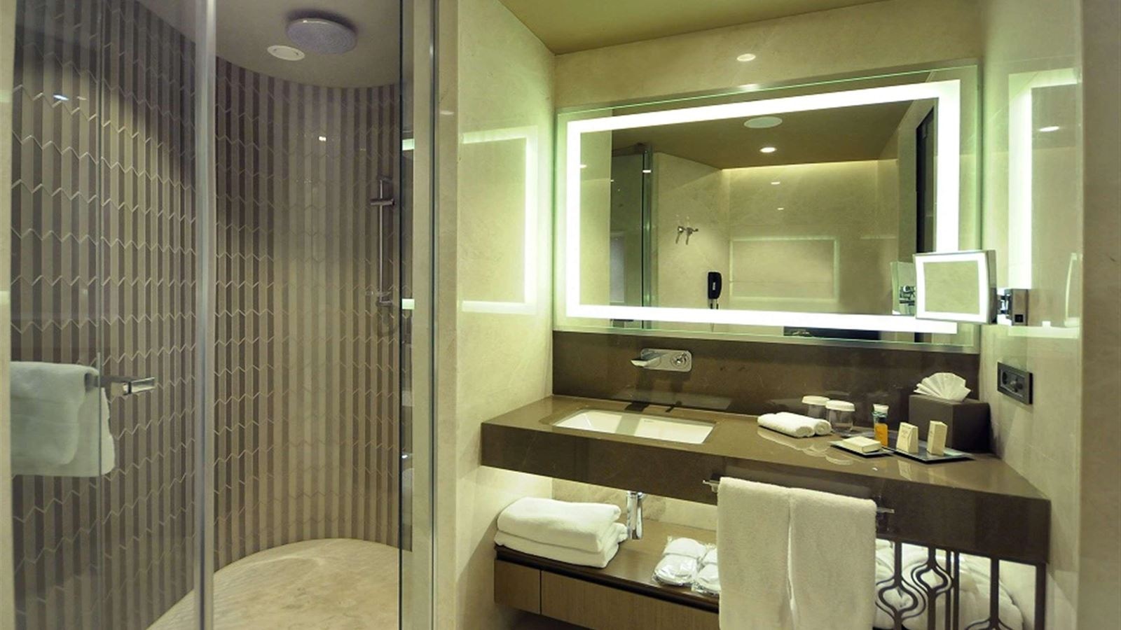 rooms-family-room-city-view