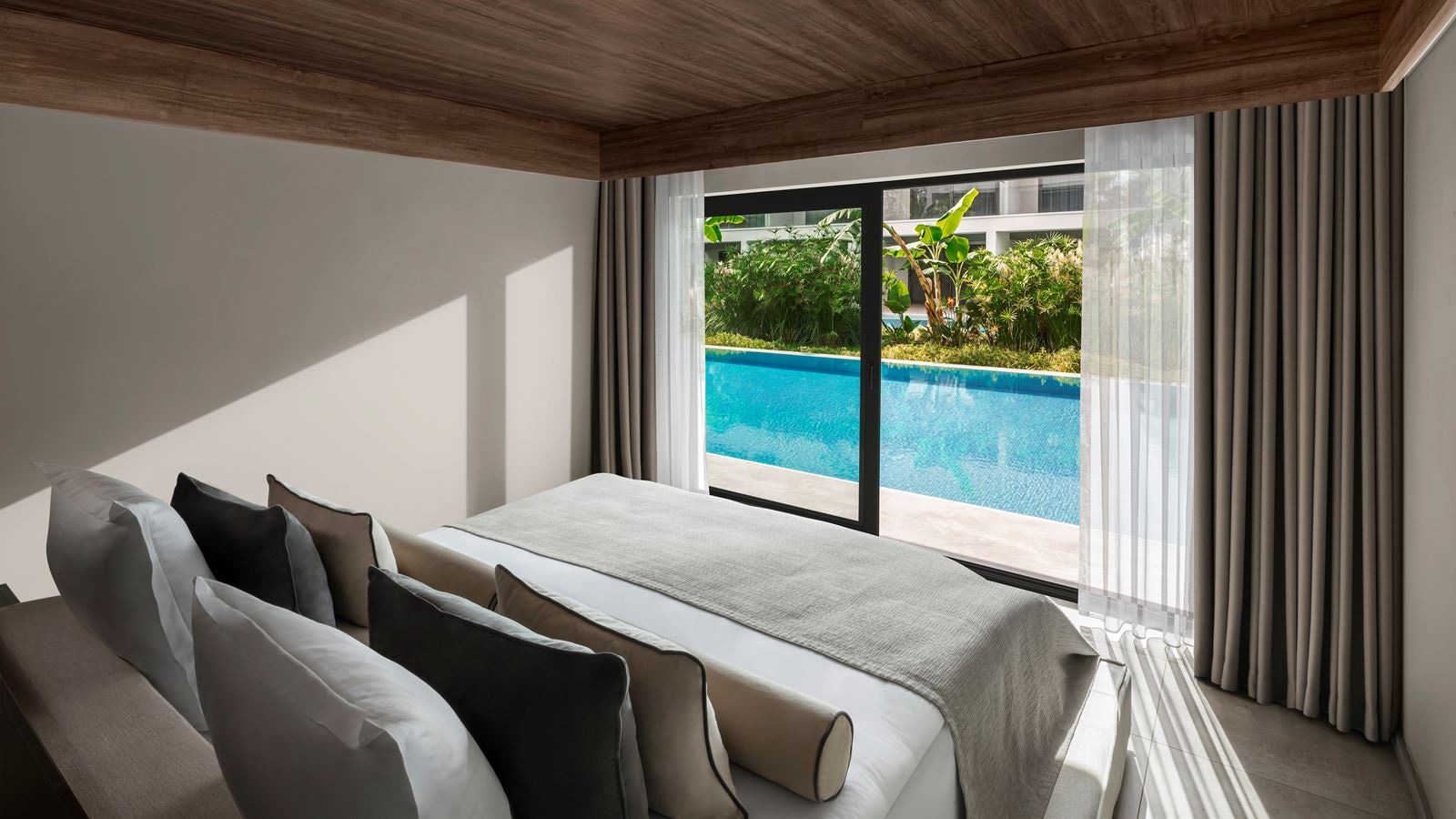 rooms-family-suite-swim-up-land-view