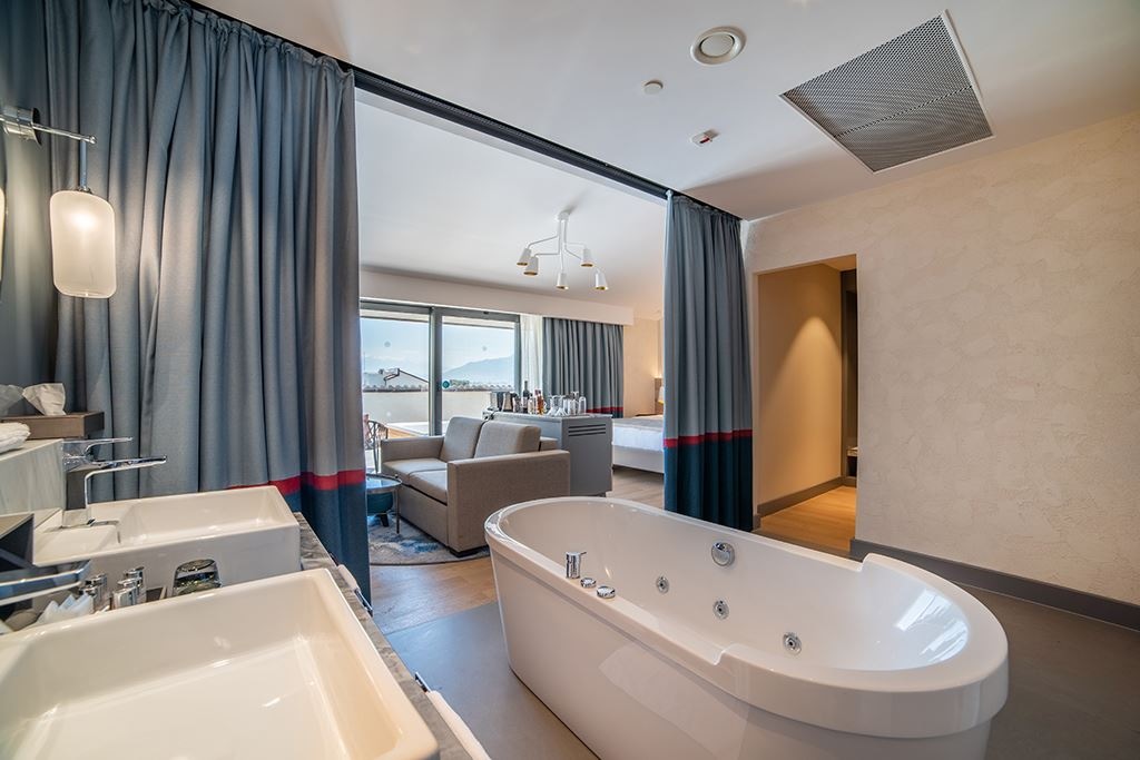 rooms-penthouse-suite-with-jacuzzi