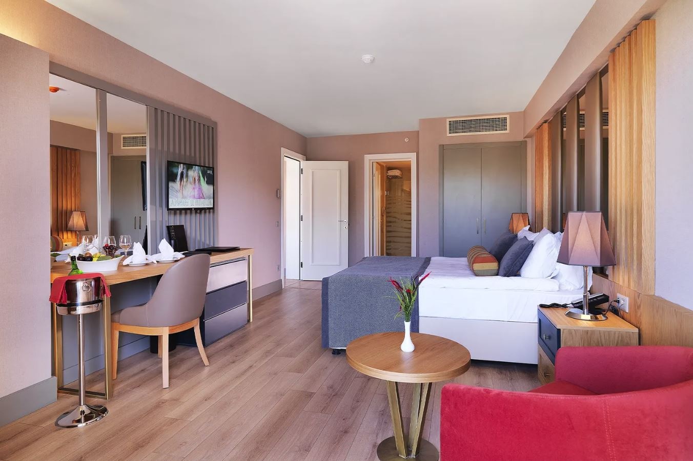 rooms-deluxe-family-room