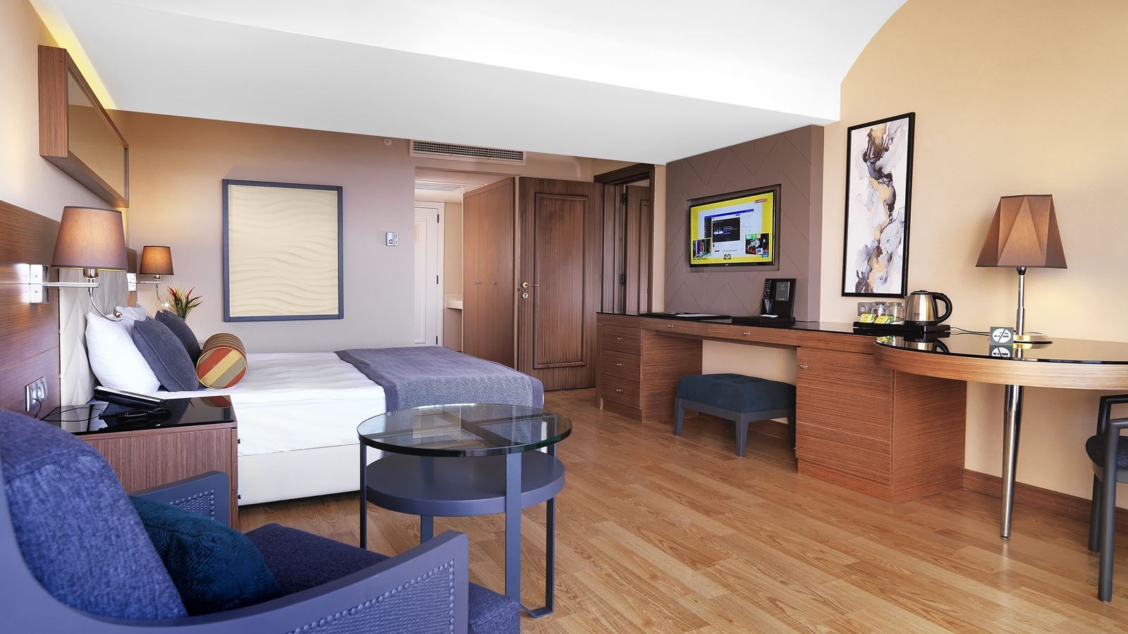 rooms-deluxe-family-room